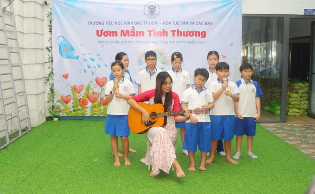 Các em học sinh Trường Tiểu học Kinh Bắc biểu diễn văn nghệ