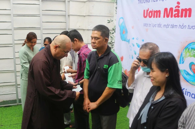 Thượng tọa Thích Trí Trường tặng quà