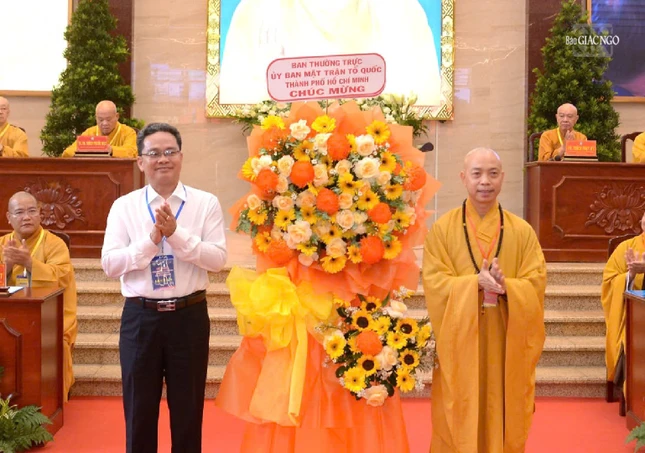 Ông Phạm Minh Tuấn, Phó Chủ tịch Ủy ban MTTQVN TP.HCM tặng hoa chúc mừng