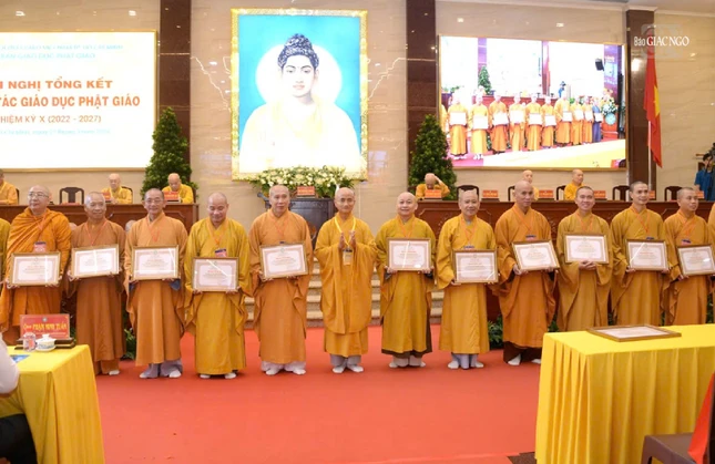 Thượng tọa Thích Thiện Quý tặng Bằng công đức cho các tập thể