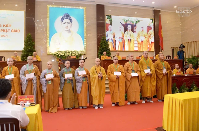 Trao học bổng của Ban Giáo dục Phật giáo TP.HCM đến các nghiên cứu sinh tiến sĩ