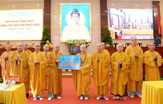 Ban Giáo dục Phật giáo TP.HCM trao bảng cúng dường ủng hộ Đại hội đại biểu Phật giáo TP.HCM lần thứ I, nhiệm kỳ 2026-2031