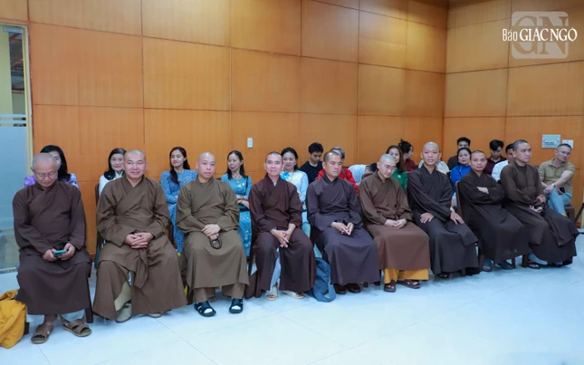 Buổi họp mặt trong không khí thân tình...