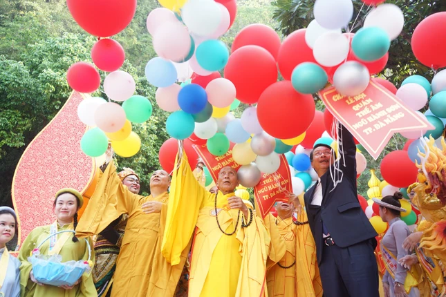 Thả bóng bay mang theo ước vọng thế giới hòa bình, chúng sanh an lạc