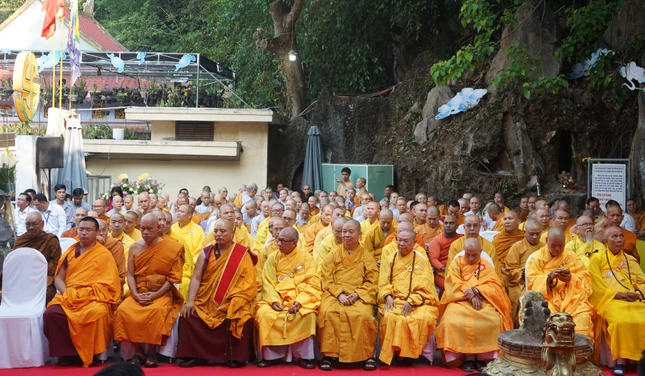 Chư tôn đức chứng minh