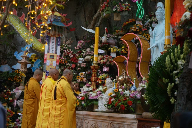 Hướng về Thánh tượng Bồ-tát Quán Thế Âm