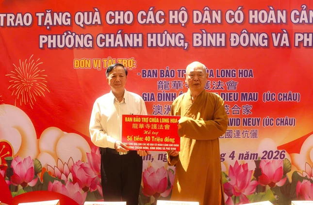 Ban Bảo trợ chùa Long Hoa trao bảng ủng hộ số tiền 40 triệu đồng