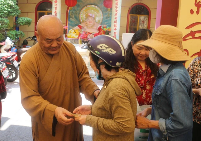 Hòa thượng Thích Chơn Tịnh tặng tiền hỗ trợ đến bà con có hoàn cảnh khó khăn