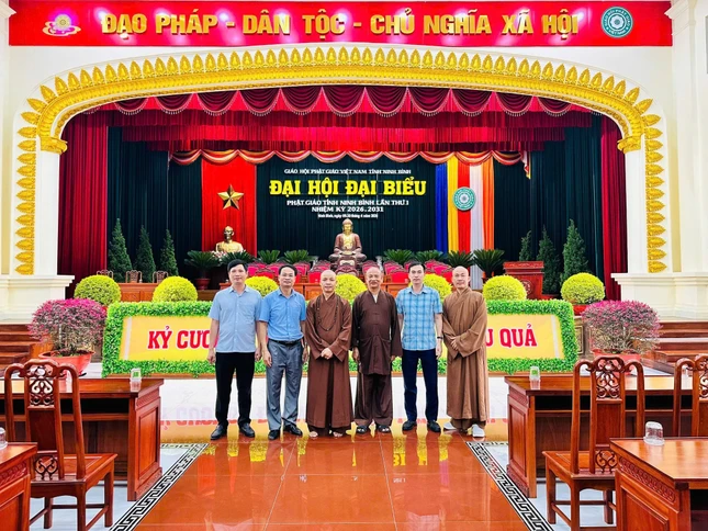 Hòa thượng Thích Quảng Hà, Trưởng ban Trị sự; Thượng tọa Thích Minh Quang, Phó Trưởng ban Thường trực cùng chư tôn đức Ban Trị sự GHPGVN tỉnh Ninh Bình rà soát công tác chuẩn bị đại hội - Ảnh: Minh Quang