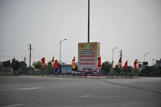 Băng rôn, cờ phướn treo dọc các con đường dẫn vào Trung tâm Phật giáo Trúc Lâm Thiên Trường