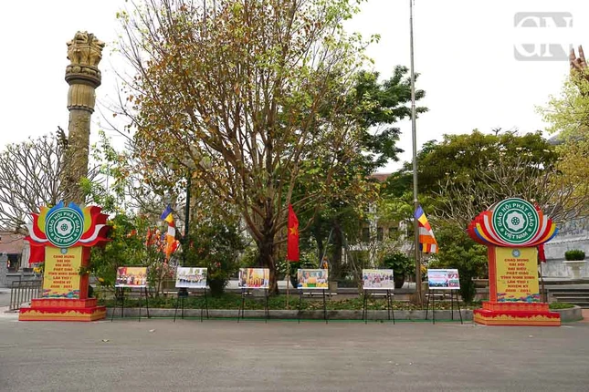 Khu vực triển lãm những thành tựu nổi bật của Ban Trị sự GHPGVN tỉnh Ninh Bình từ khi thành lập đến nay