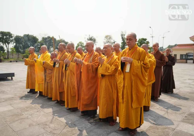 Chư tôn đức dâng hương tưởng niệm Chủ tịch Hồ Chí Minh