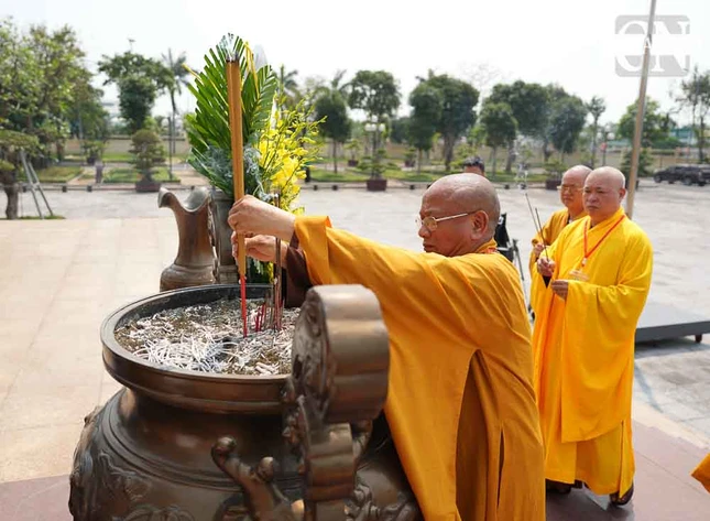 Hòa thượng Thích Quảng Hà, Phó Chủ tịch Hội đồng Trị sự, Trưởng ban Trị sự GHPGVN tỉnh Ninh Bình dâng hương