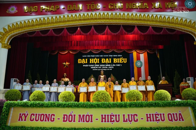 Trung ương GHPGVN tặng Bằng tuyên dương công đức đến các cá nhân