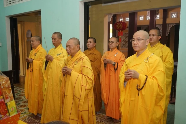 Chư tôn đức Ban Thường trực Ban Trị sự GHPGVN TP.Đà Nẵng dâng hương tưởng niệm Chư tôn đức Ban Thường trực Ban Trị sự GHPGVN TP.Đà Nẵng dâng hương tưởng niệm