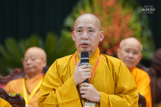 Thượng tọa Thích Thanh Tuấn lấy ý kiến biểu quyết về danh sách dự kiến nhân sự giới thiệu tham gia Ban Trị sự GHPGVN tỉnh Ninh Bình lần thứ I, nhiệm kỳ 2026-2031