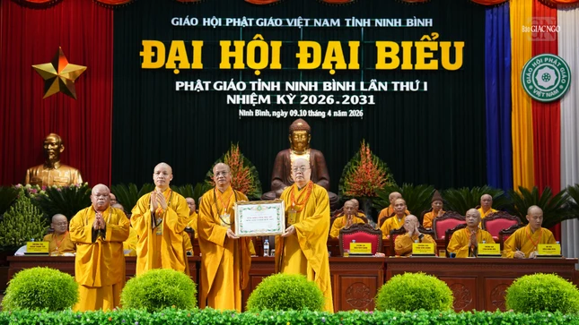 Trưởng lão Hòa thượng Thích Thanh Nhiễu tặng Bằng tuyên dương công đức đến tập thể Ban Trị sự GHPGVN tỉnh Ninh Bình