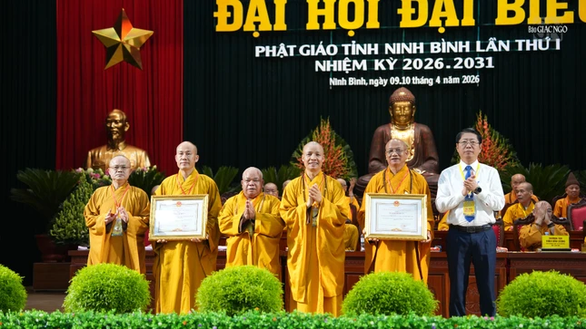 Lãnh đạo UBND tỉnh Ninh Bình tặng Bằng khen đến tập thể Ban Trị sự có thành tích xuất sắc trong công tác Phật sự, phụng đạo yêu nước nhiệm kỳ 2022-2027