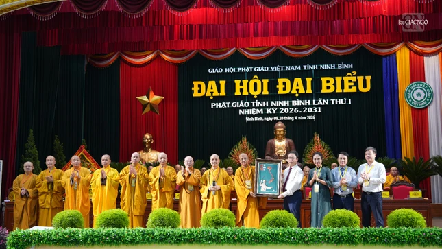 Lãnh đạo cấp Trung ương tặng quà đến tân Ban Trị sự GHPGVN tỉnh Ninh Bình