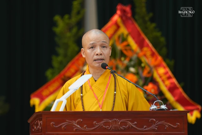 Thượng tọa Thích Minh Quang trình bày báo cáo tổng kết hoạt động Phật sự nhiệm kỳ 2022-2027 và dự thảo phương hướng hoạt động nhiệm kỳ 2026-2031