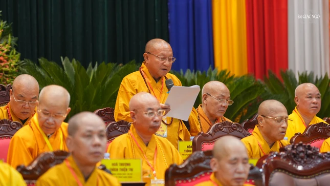 Hòa thượng Thích Gia Quang lấy ý kiến biểu quyết danh sách nhân sự được suy cử vào Ban Trị sự GHPGVN tỉnh Ninh Bình, nhiệm kỳ 2026-2031