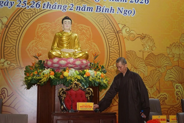 Thượng tọa Thích Thanh Bảo kiểm tra lại công tác quyền trù của đại biểu