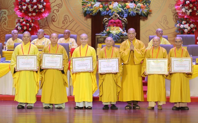 Các cá nhân đón nhận Bằng tuyên dương công đức