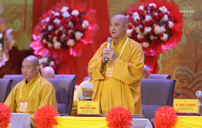 Hòa thượng Thích Huệ Thông lấy ý kiến biểu quyết của toàn thể đại biểu về nhân sự dự kiến được suy cử vào Ban Trị sự GHPGVN TP.Đà Nẵng, nhiệm kỳ 2026-2031