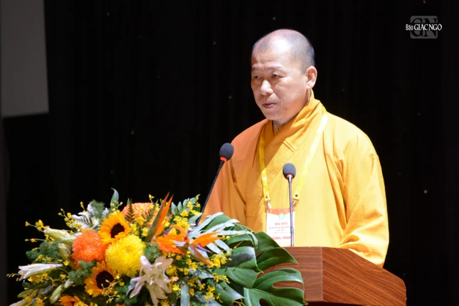 Thượng tọa Thích Minh Nhẫn công bố quyết định tặng Bằng tuyên dương công đức của Trung ương Giáo hội