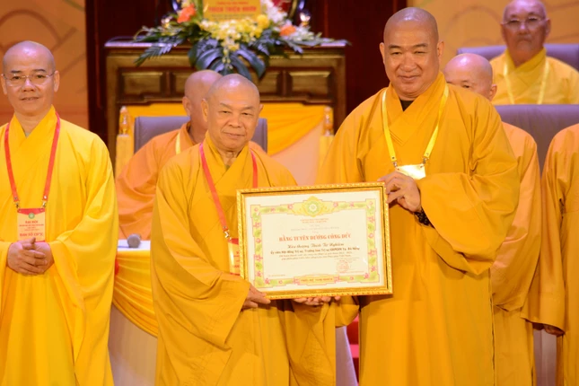 Tặng Bằng tuyên dương công đức đến Hòa thượng Thích Từ Nghiêm