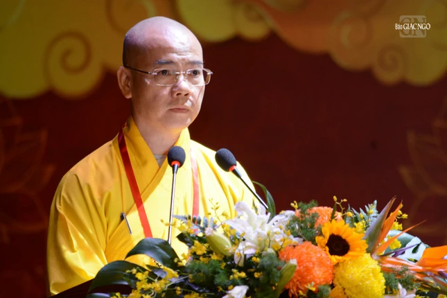 Thượng tọa Thích Thông Đạo thông qua danh sách cung thỉnh Ban Chứng minh, Chủ tọa đoàn trong phiên làm việc ngày thứ 2 của đại hội