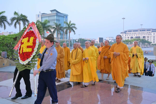 Chư tôn đức dâng hoa