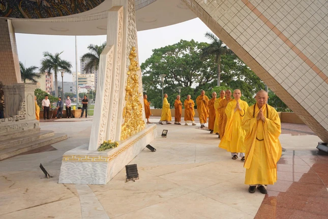 Tưởng nhớ các anh hùng liệt sĩ đã hy sinh trong cuộc đấu tranh giành đôc lập cho dân tộc