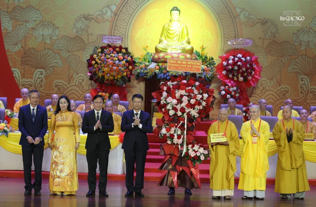 Lãnh đạo chính quyền TP.Đà Nẵng tặng hoa chúc mừng