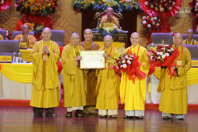 Trung ương GHPGVN tặng tặng Bằng tuyên dương công đức đến tập thể Ban Trị sự GHPGVN TP.Đà Nẵng