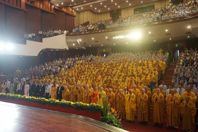 Đại biểu thực hiện nghi thức niệm Phật cầu gia hộ, chào Quốc kỳ, Đạo kỳ