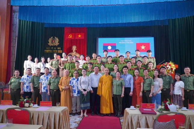 Hoạt động thăm hỏi, giao lưu thể hiện tinh thần đoàn kết và hữu nghị giữa nhân dân hai nước Việt Nam - Lào