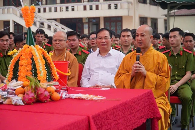 Thượng tọa Thích Chúc Tiếp gửi lời chúc mừng năm mới tới các em học sinh Lào