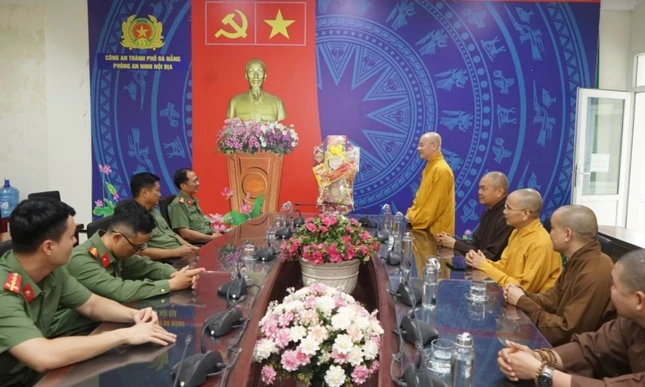 Thượng tọa Thích Thông Đạo chúc mừng đến lãnh đạo và toàn thể chiến sĩ lực lượng Phòng An ninh nội địa Công an TP.Đà Nẵng