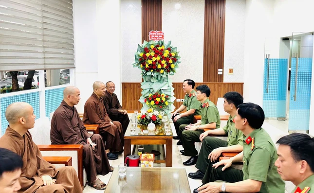 Quảng cảnh buổi gặp mặt ấm áp, thắt chặt thêm mối quan hệ đoàn kết, gắn bó giữa lực lượng công an và Phật giáo tỉnh Ninh Bình