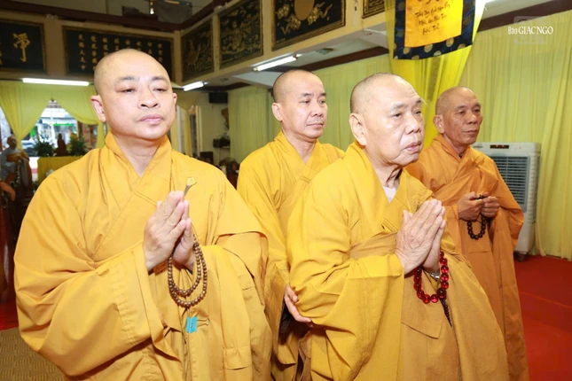 Trưởng lão Hòa thượng Thích Thiện Pháp cùng chư tôn đức nhất tâm tưởng niệm Trưởng lão Hòa thượng Thích Như Tín, vào ngày 20-4