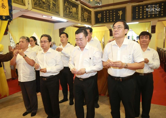 Lãnh đạo Ủy ban MTTQVN TP.HCM, Sở Dân tộc và Tôn giáo TP.HCM tưởng niệm vị giáo phẩm nhiều năm gắn bó với hoạt động của Phật giáo Thành phố