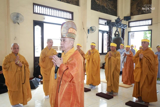 Khóa lễ cúng ngọ tại chánh điện chùa Hưng Long (P.Vườn Lài, TP.HCM)