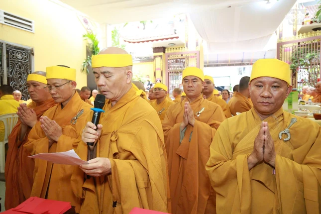 Thượng tọa Thích Hạnh Lâm tác bạch cúng dường