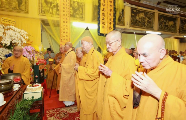 Chư tôn giáo phẩm dâng hương tưởng niệm Trưởng lão Hòa thượng Thích Như Tín