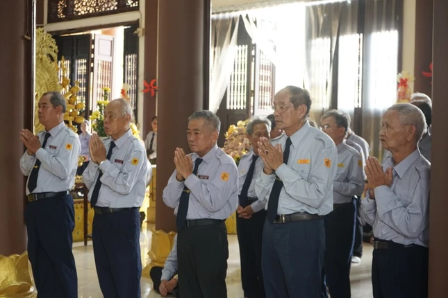 Các thế hệ áo lam cùng hướng lòng thành kính tưởng niệm cư sĩ Tâm Minh Lê Đình Thám