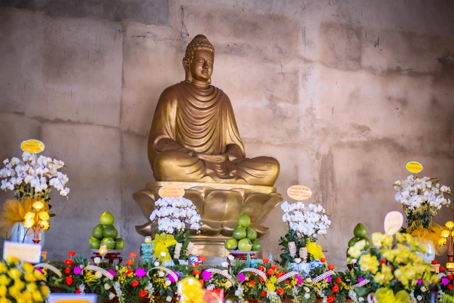 Tôn tượng Đức Phật Bổn Sư tọa thiền trên tòa sen được đúc bằng đồng đỏ, nặng 1,5 tấn, cao 2,9m, được chạm trổ hoa văn, do nhóm nghệ nhân cơ sở đúc đồng tại TP.Huế chế tác