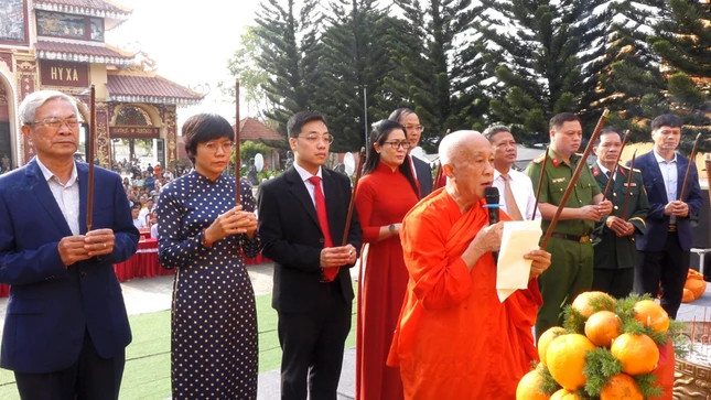 Dâng hương tưởng niệm các bậc tiền nhân đã có công dựng nước và giữ nước