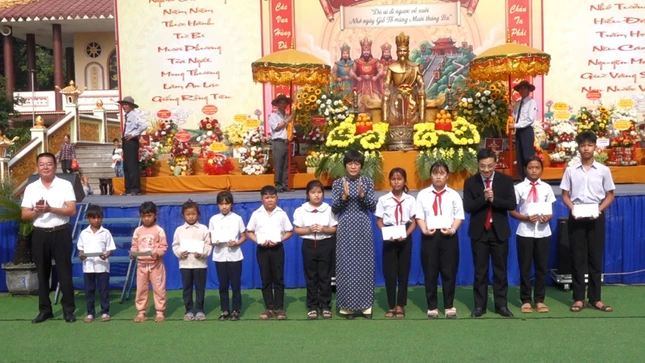 Trao học bổng Hùng Vương đến các em học sinh vượt khó học giỏi