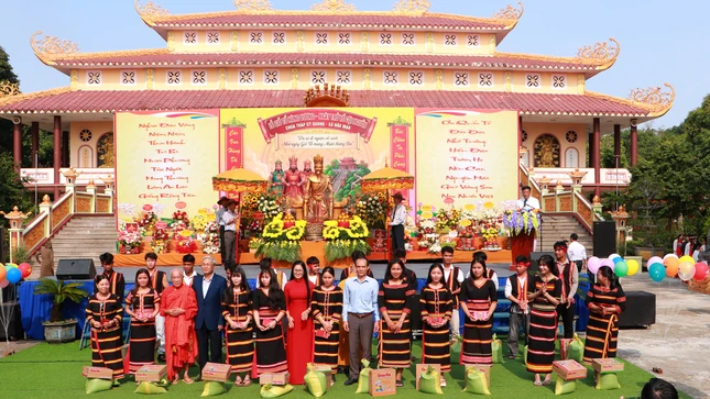 Tặng quà đến các hộ gia đình có hoàn cảnh khó khăn trên địa bàn xã Đăk Mar